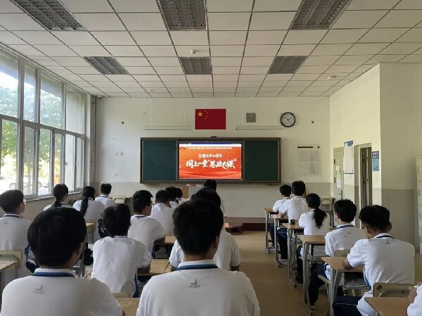 弘扬伟大抗战精神 做光荣自豪中国人 | 学校组织师生同上一堂思政大课
