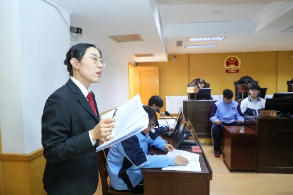 学校开展国家宪法日实践活动