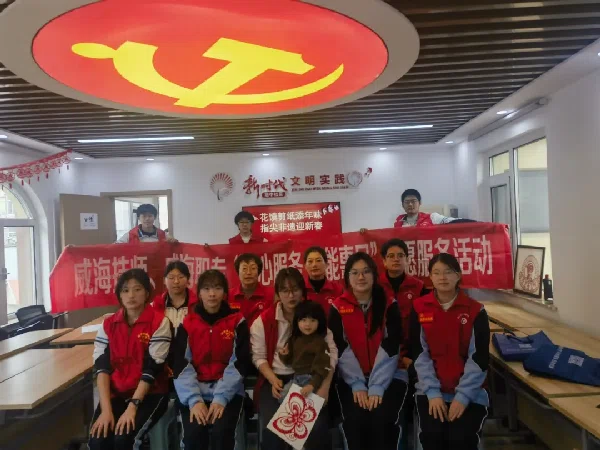 非遗技艺进社区 花馍剪纸添年味