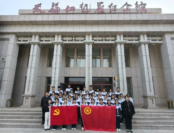 威海职专餐旅服务部开展“清明祭英烈·青春铸忠魂”主题教育暨志愿实践活动