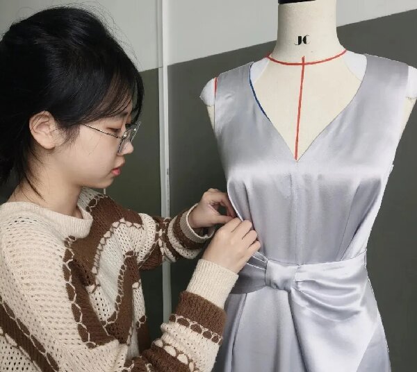 砺技成才 | 一针一线织匠心，妙手裁出青春梦——记服装设计与工艺专业学生邹筱蕾
