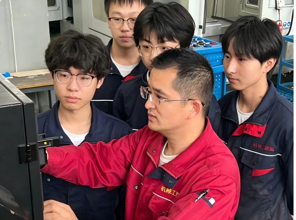 礼赞劳动 | 记机械工程部数控专业优秀教师——刘艺